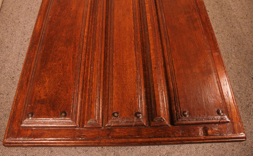 Table Basse Formée Avec Une Vieille Porte Du  17° Siècle Espagnole  En Châtaignier