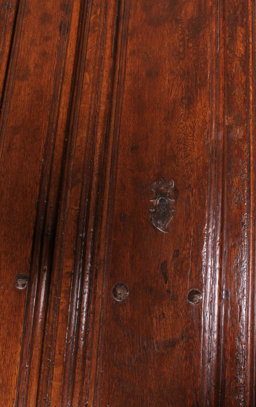 Table Basse Formée Avec Une Vieille Porte Du  17° Siècle Espagnole  En Châtaignier