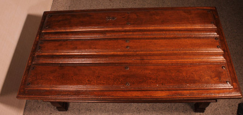 Table Basse Formée Avec Une Vieille Porte Du  17° Siècle Espagnole  En Châtaignier