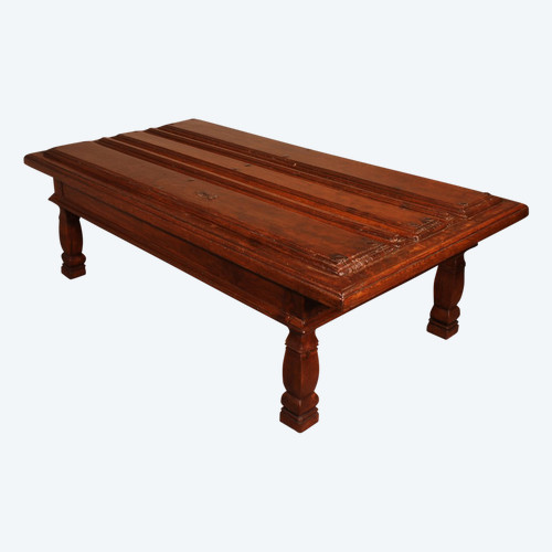 Table Basse Formée Avec Une Vieille Porte Du  17° Siècle Espagnole  En Châtaignier