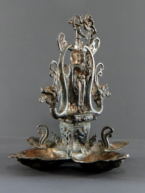 Inde Du Nord, Première Moitié Du XXème Siècle, Lampe De Temple Bronze Cuivré Décor De Bouddha.