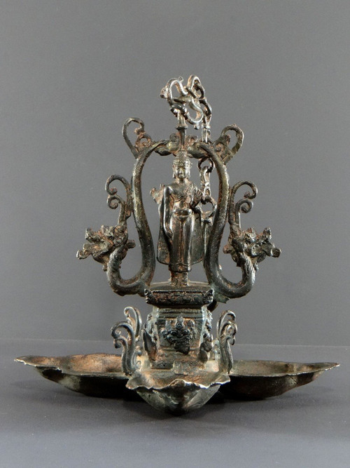 Inde Du Nord, Première Moitié Du XXème Siècle, Lampe De Temple Bronze Cuivré Décor De Bouddha.