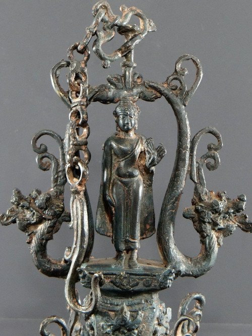 Inde Du Nord, Première Moitié Du XXème Siècle, Lampe De Temple Bronze Cuivré Décor De Bouddha.