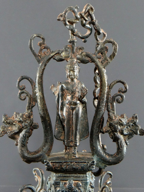 Inde Du Nord, Première Moitié Du XXème Siècle, Lampe De Temple Bronze Cuivré Décor De Bouddha.
