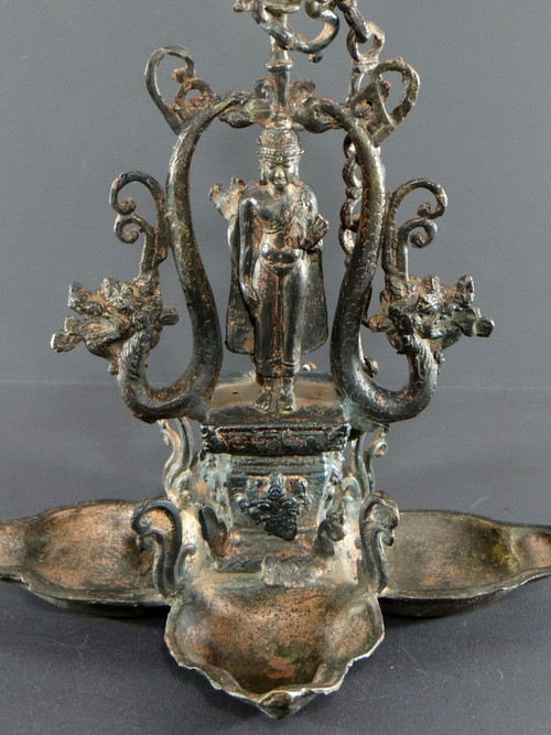 Inde Du Nord, Première Moitié Du XXème Siècle, Lampe De Temple Bronze Cuivré Décor De Bouddha.