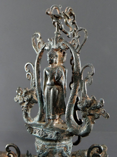 Inde Du Nord, Première Moitié Du XXème Siècle, Lampe De Temple Bronze Cuivré Décor De Bouddha.