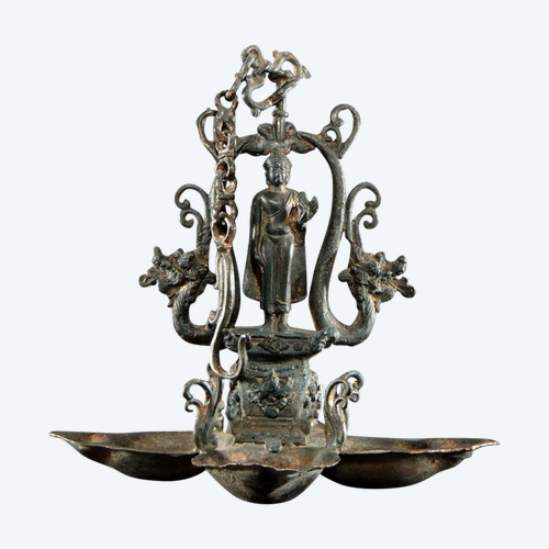Inde Du Nord, Première Moitié Du XXème Siècle, Lampe De Temple Bronze Cuivré Décor De Bouddha.