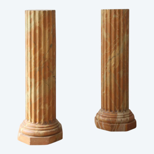 Coppia di foderi per colonne in stucco dipinti a finto marmo.