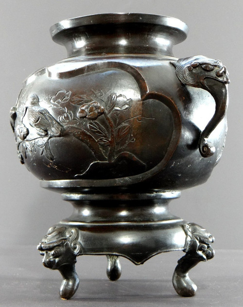 Giappone, Inizio XX Secolo, Epoca Meiji, Vaso Tripode In Bronzo Decorato Con Uccelli.