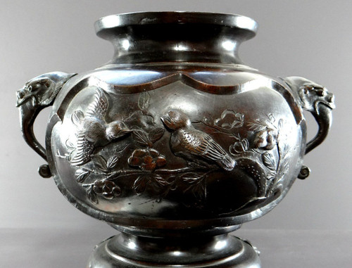 Giappone, Inizio XX Secolo, Epoca Meiji, Vaso Tripode In Bronzo Decorato Con Uccelli.
