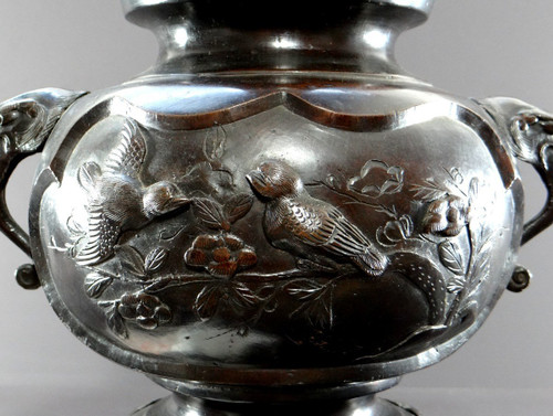Giappone, Inizio XX Secolo, Epoca Meiji, Vaso Tripode In Bronzo Decorato Con Uccelli.