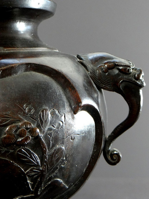 Giappone, Inizio XX Secolo, Epoca Meiji, Vaso Tripode In Bronzo Decorato Con Uccelli.