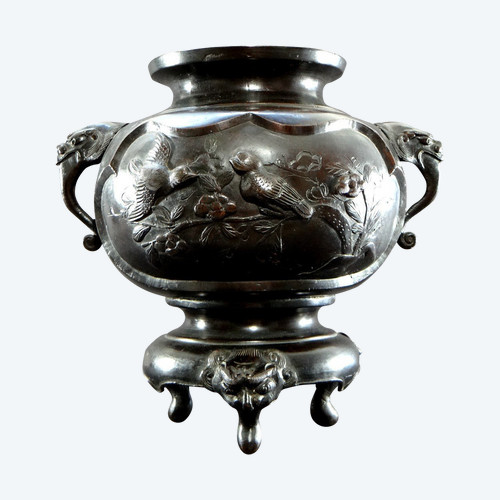 Giappone, Inizio XX Secolo, Epoca Meiji, Vaso Tripode In Bronzo Decorato Con Uccelli.
