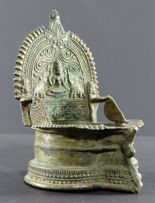 Inde, Début Du XIXème Siècle, Lampe à Huile En Bronze Décor Déesse Lakshmi Ointe Par éléphants