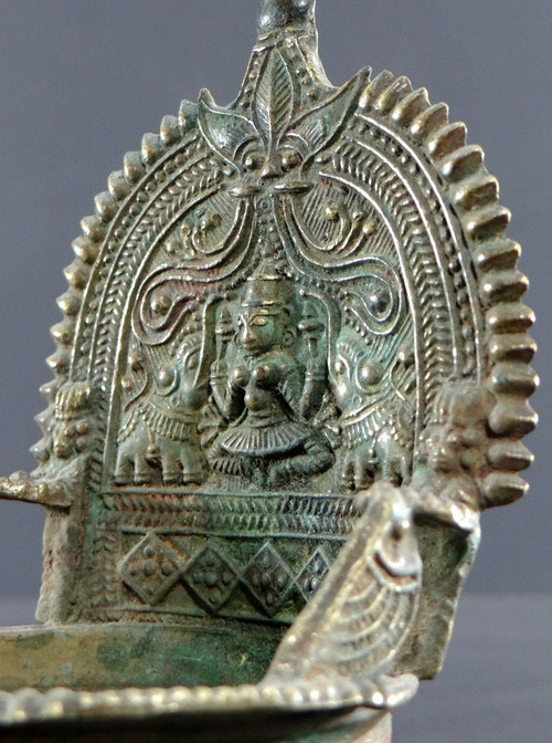 Inde, Début Du XIXème Siècle, Lampe à Huile En Bronze Décor Déesse Lakshmi Ointe Par éléphants