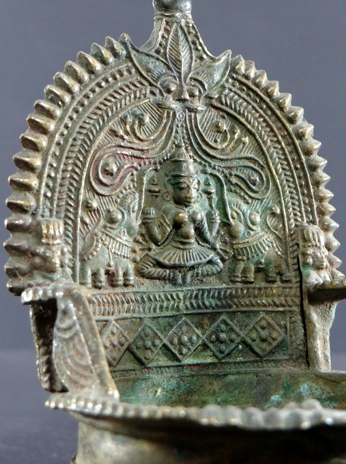 Inde, Début Du XIXème Siècle, Lampe à Huile En Bronze Décor Déesse Lakshmi Ointe Par éléphants
