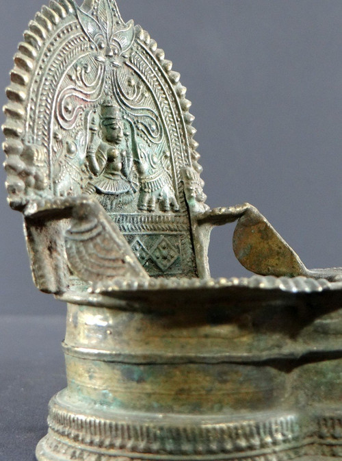 Inde, Début Du XIXème Siècle, Lampe à Huile En Bronze Décor Déesse Lakshmi Ointe Par éléphants