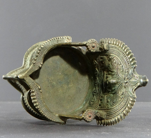 Inde, Début Du XIXème Siècle, Lampe à Huile En Bronze Décor Déesse Lakshmi Ointe Par éléphants
