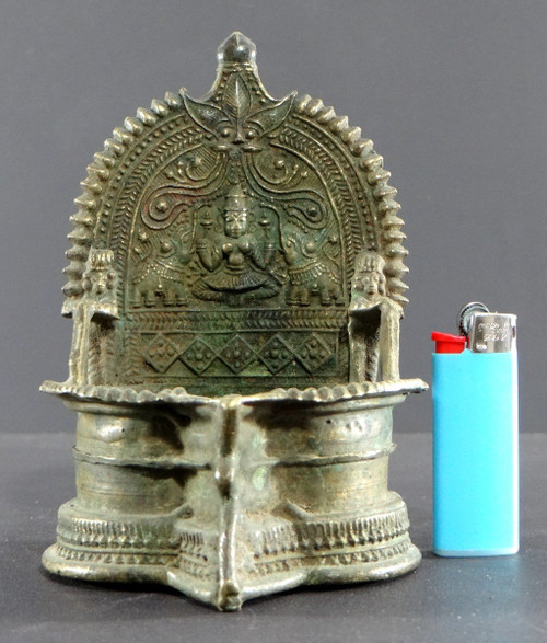 Inde, Début Du XIXème Siècle, Lampe à Huile En Bronze Décor Déesse Lakshmi Ointe Par éléphants