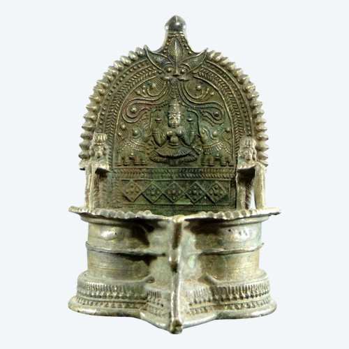 Inde, Début Du XIXème Siècle, Lampe à Huile En Bronze Décor Déesse Lakshmi Ointe Par éléphants