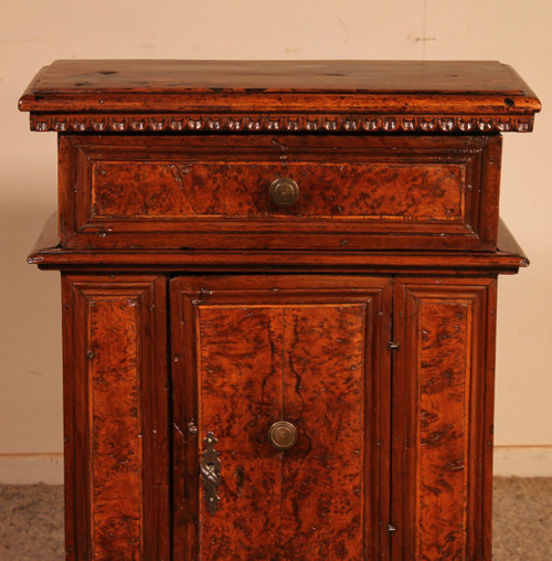 Italienisches Vorbeter- oder Oratorium aus Walnussholz und Wurzelnussbaum circa 1600