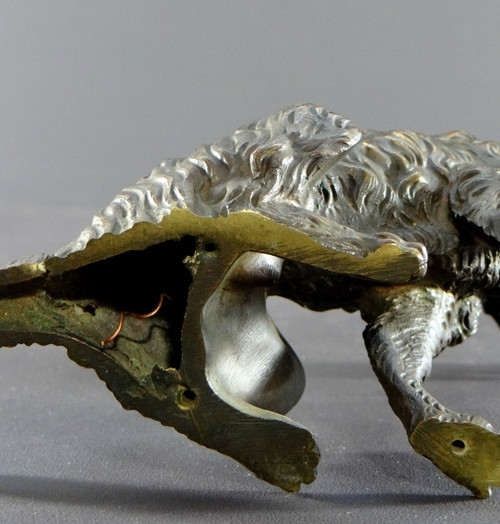 Francia, inizio XX secolo, Statuetta di cane in bronzo con mandibola mobile.