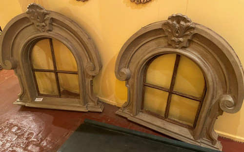 Due abbaini in ghisa policroma del XIX secolo con occhio di bue