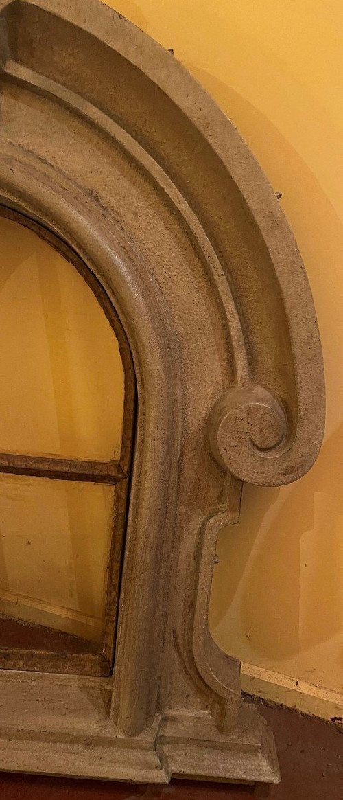 Due abbaini in ghisa policroma del XIX secolo con occhio di bue