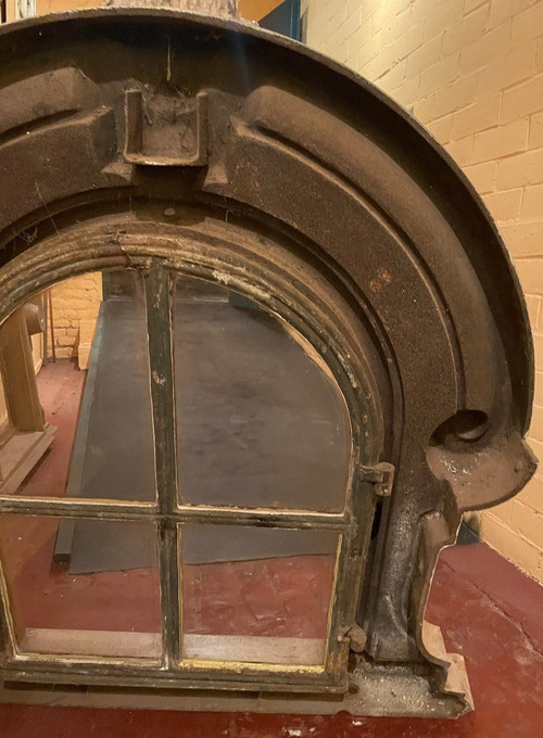Due abbaini in ghisa policroma del XIX secolo con occhio di bue