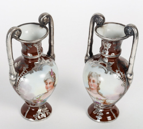 Coppia Di Vasi Miniatura In Porcellana E Argento Fine XIX Secolo