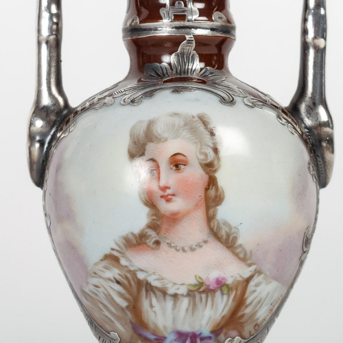 Coppia Di Vasi Miniatura In Porcellana E Argento Fine XIX Secolo