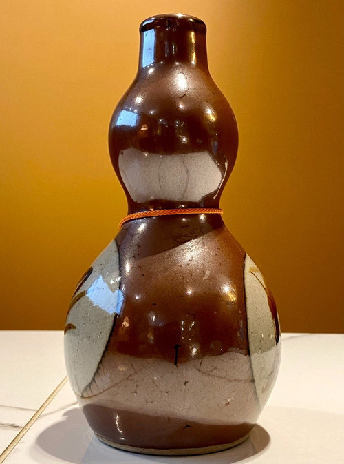 Giappone, metà del XX secolo, vaso bottiglia in ceramica a doppia zucca.