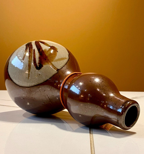 Giappone, metà del XX secolo, vaso bottiglia in ceramica a doppia zucca.