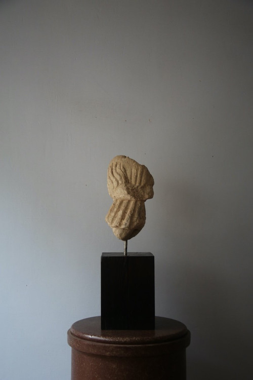 Large 15th century stone fragment. Fragment of an acephalous body.