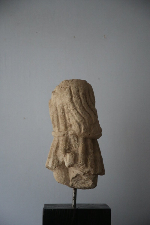 Large 15th century stone fragment. Fragment of an acephalous body.