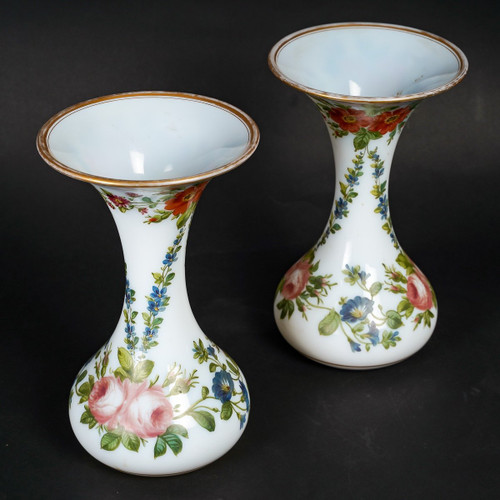 Une Paire De Vases En Opaline Blanche Fin XIXème Siècle