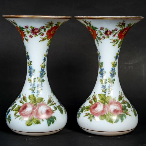 Une Paire De Vases En Opaline Blanche Fin XIXème Siècle