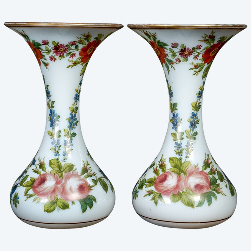 Une Paire De Vases En Opaline Blanche Fin XIXème Siècle