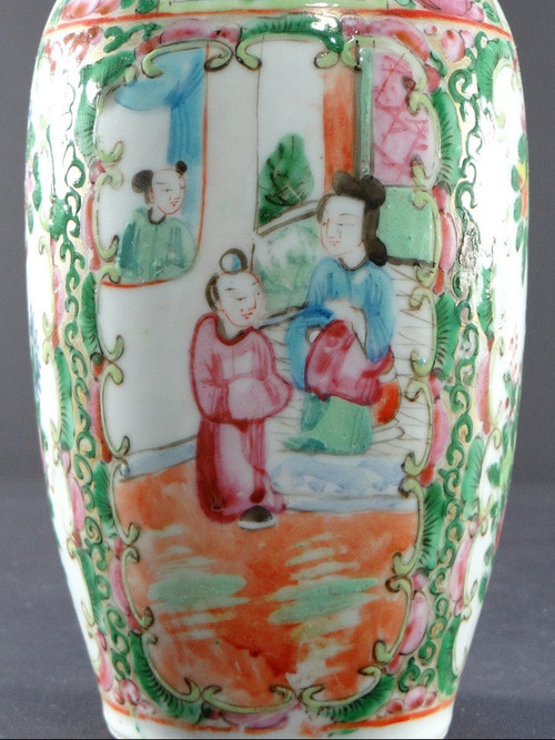 Cina, Provincia di Canton, Fine XIX Secolo, Vaso in Porcellana Decoro Scene Interne.