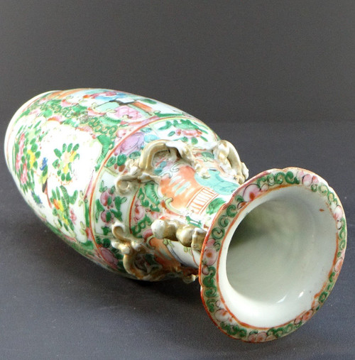 Cina, Provincia di Canton, Fine XIX Secolo, Vaso in Porcellana Decoro Scene Interne.