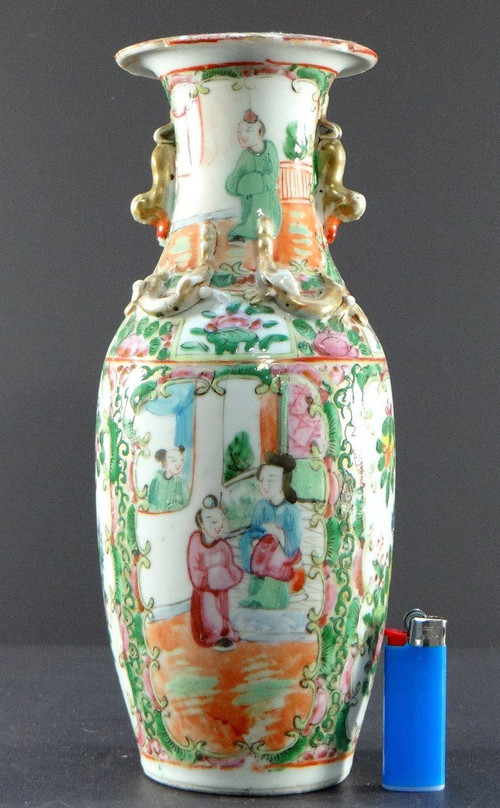 Cina, Provincia di Canton, Fine XIX Secolo, Vaso in Porcellana Decoro Scene Interne.