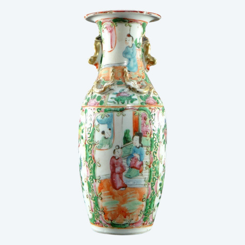 Cina, Provincia di Canton, Fine XIX Secolo, Vaso in Porcellana Decoro Scene Interne.