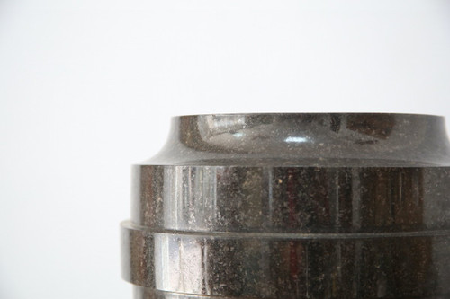 Vaso a urna in marmo nero.