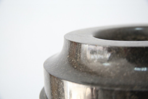 Vaso a urna in marmo nero.