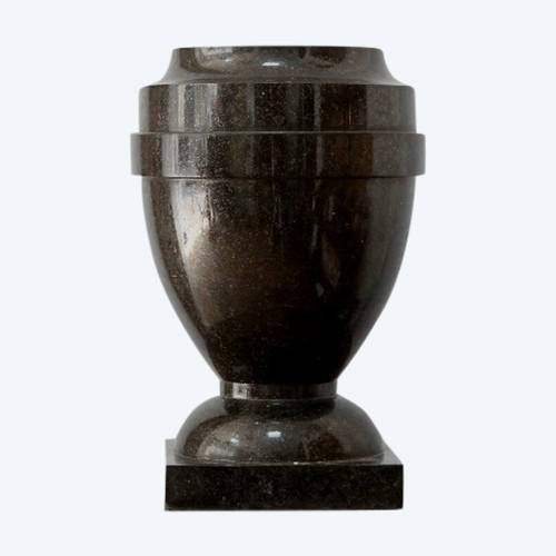 Vaso a urna in marmo nero.