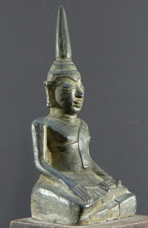Laos, inizio XIX secolo o precedente, statua di Buddha in bronzo.