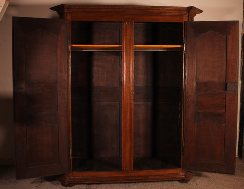Importante Armoire Namuroise Louis XIV