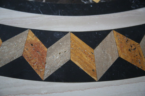 Table en travertin et marqueterie de marbre, travail Italien XXème siècle.