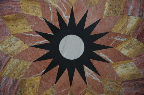 Table en travertin et marqueterie de marbre, travail Italien XXème siècle.