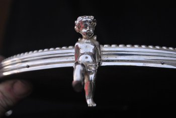 Besonders silberner Metalltisch mit vier Putten Putti XIX